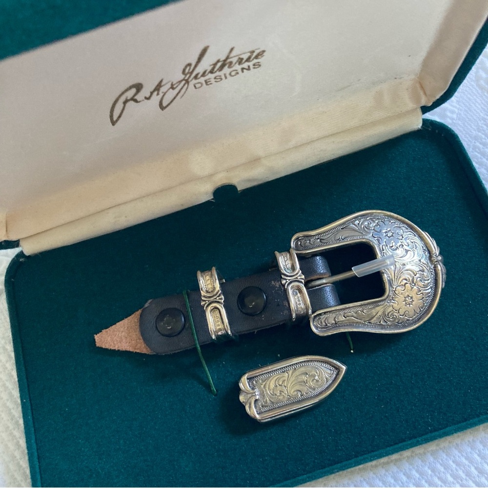 Vintage R. A. Guthrie ornate silver ranger belt buckle 4 pc set in original box